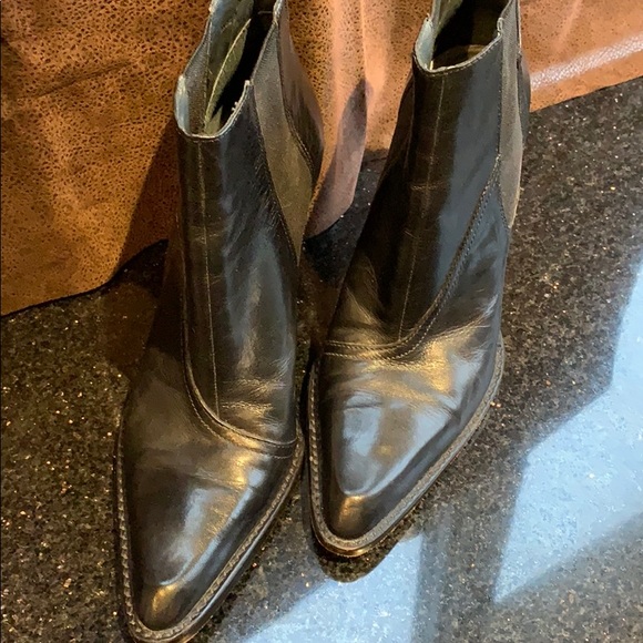 BCBG MAXAZRIA leather ankle boots. - Picture 5 of 6